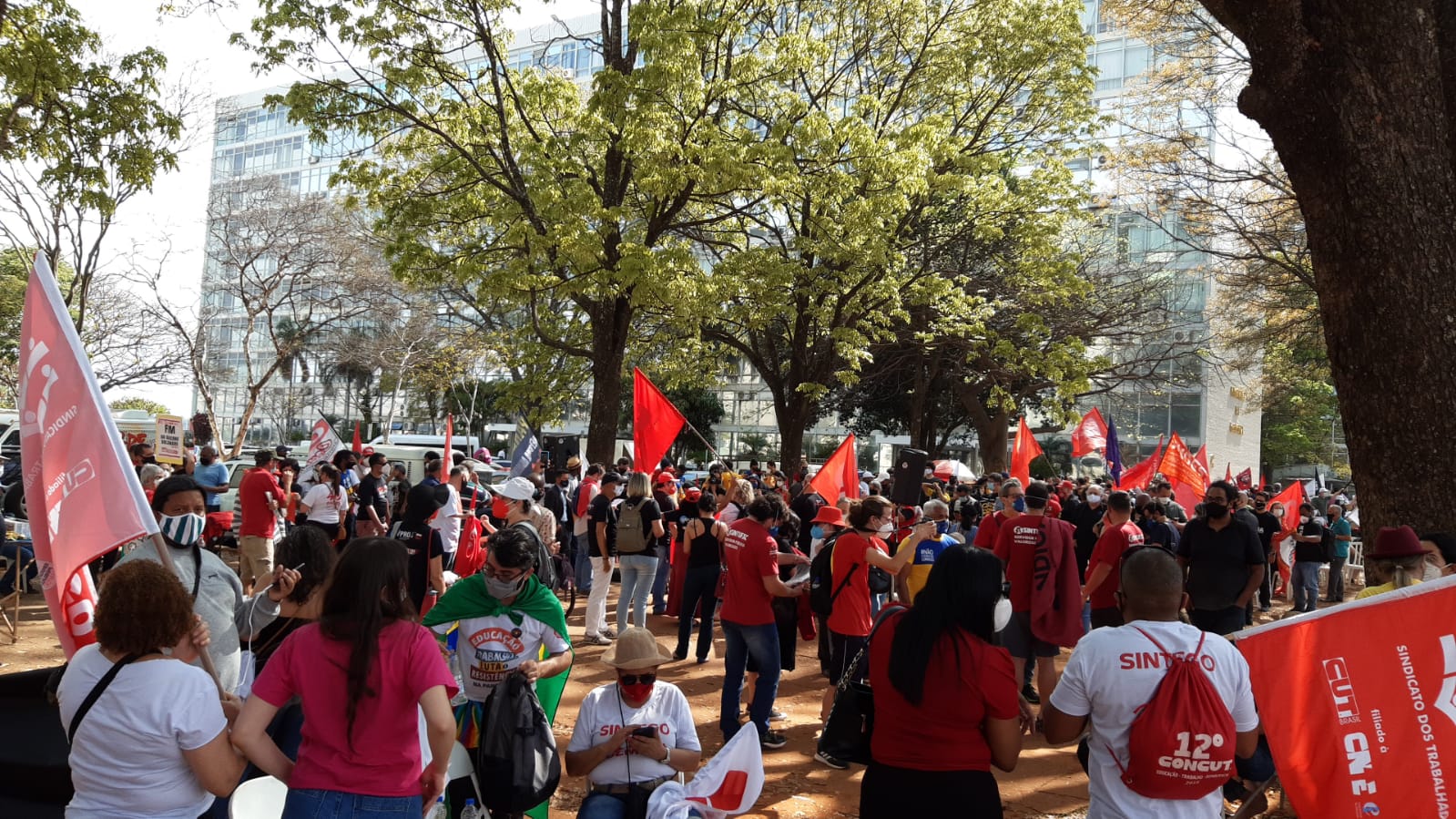 ADUFMS integra mobilização contra PEC 32 em Brasília