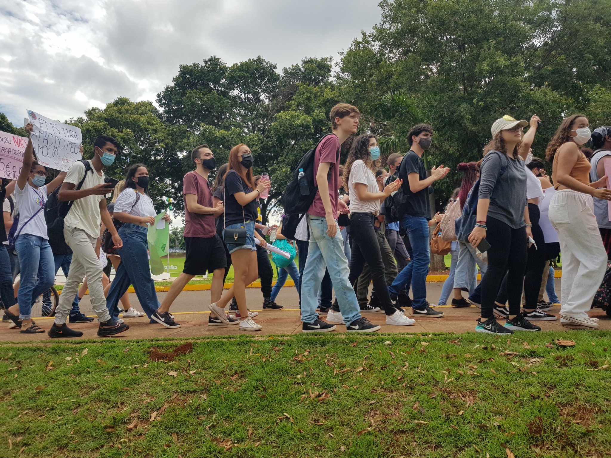 Ato contra aumento no RU reúne centenas de estudantes na UFMS