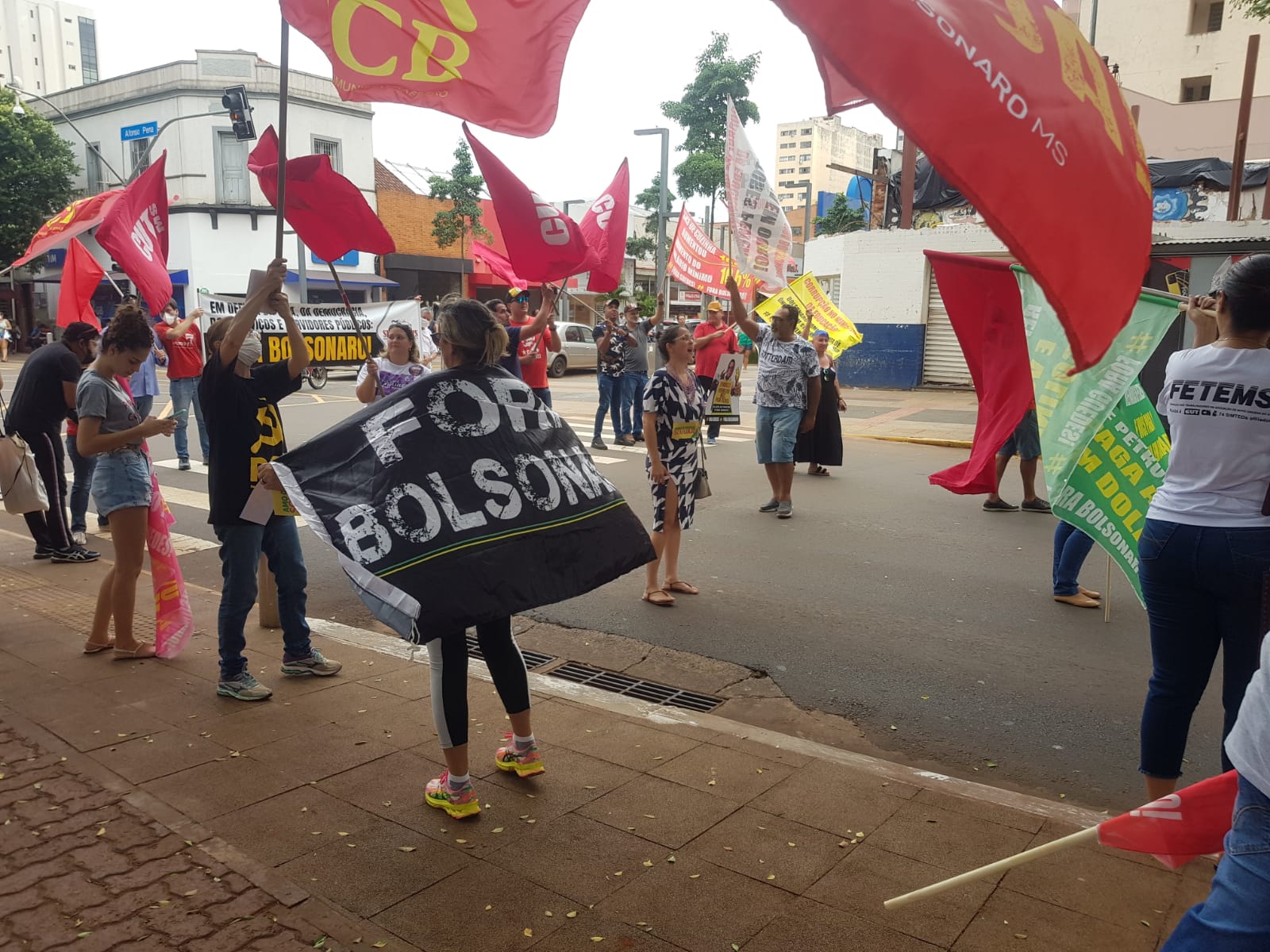 Em ato contra Bolsonaro, Adufms distribui panfletos sobre indicativo de greve