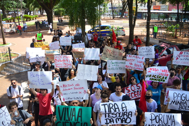 Ato contra bloqueio na educação reúne mais de 180 pessoas em Campo Grande