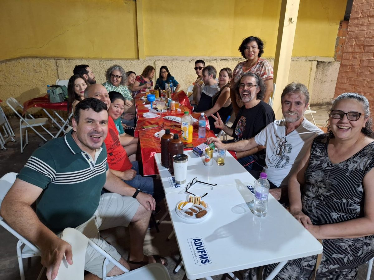Confraternização com aniversariantes reúne docentes em Corumbá