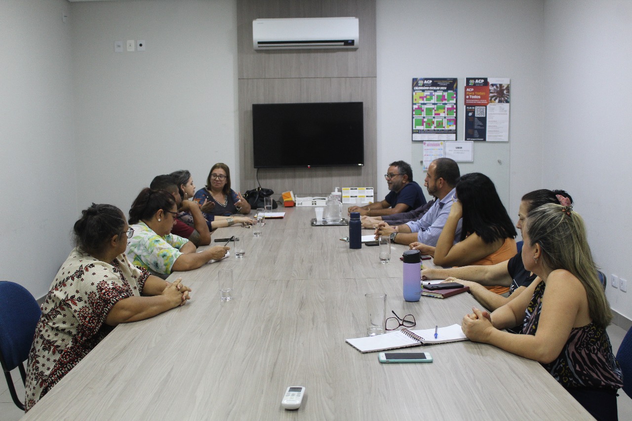 Adufms participa de reunião para debater fortalecimento da EJA em MS