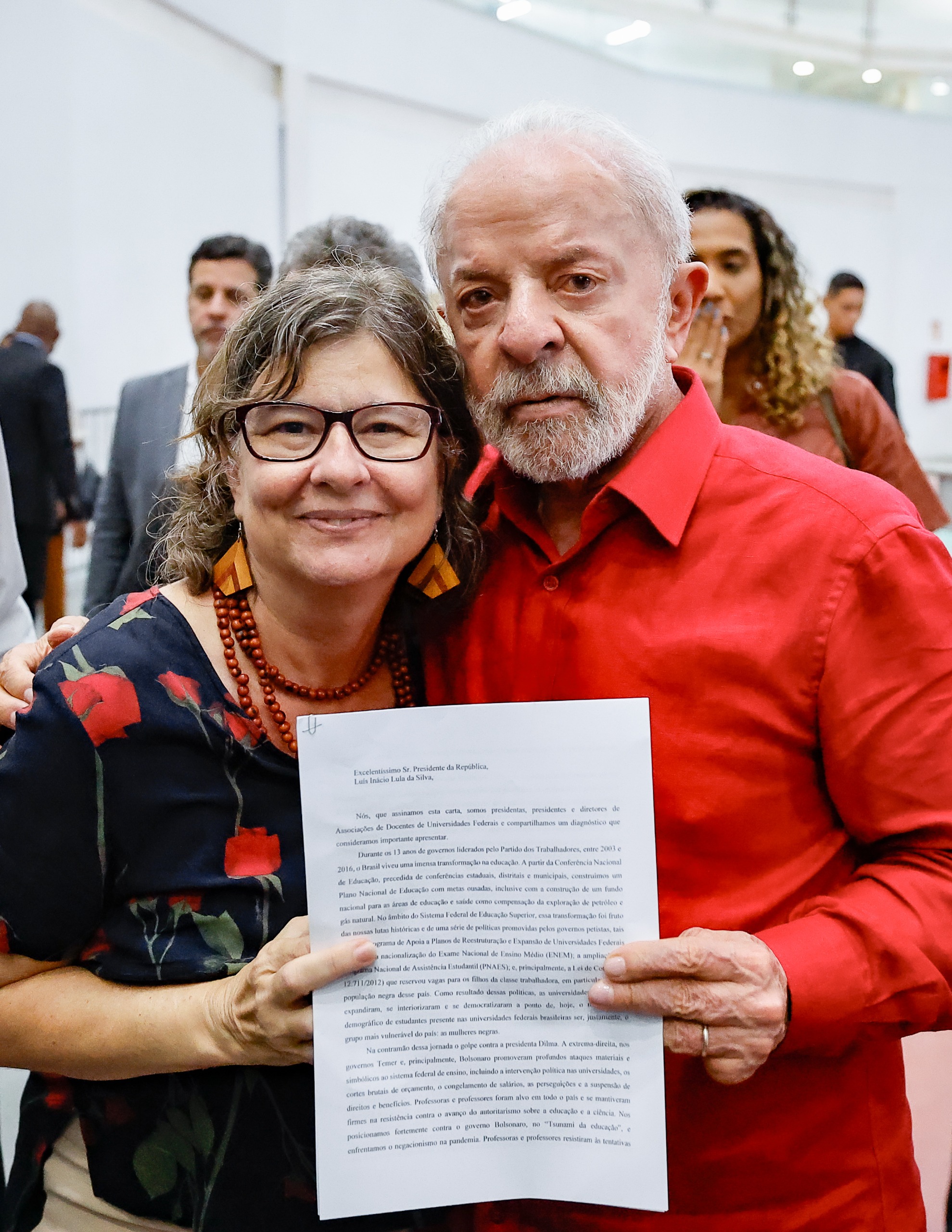 Docentes entregam carta ao presidente Lula com reivindicações sobre valorização e investimentos nas universidades federais