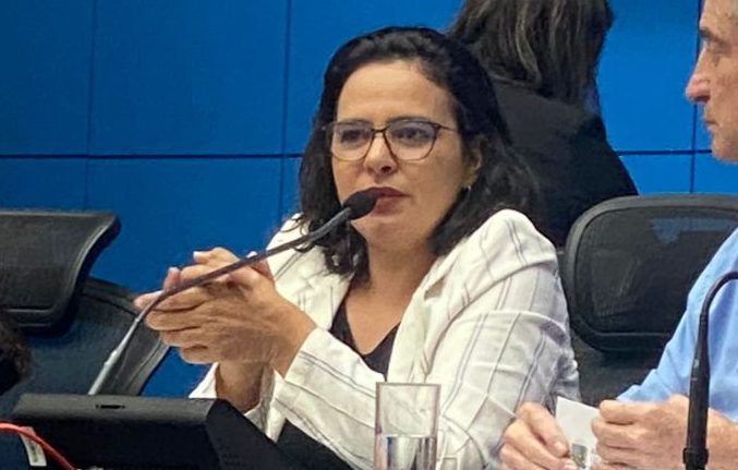 Adufms leva defesa da docência ao debate sobre câmeras nas escolas