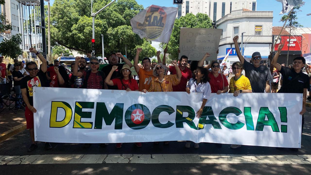 Adufms participa de manifestação contra o PL da Dosimetria em Campo Grande