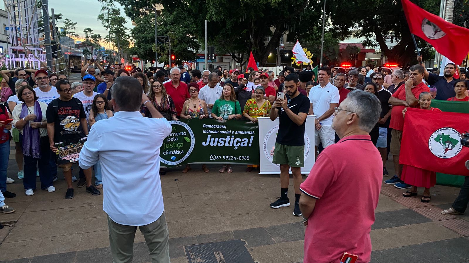 Juventude e Adufms marcam presença em ato em defesa da democracia em Campo Grande