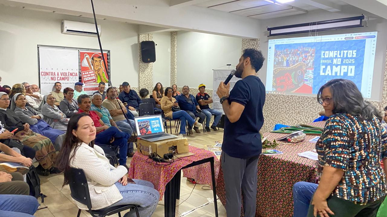 CPT lança livro e publicação sobre conflitos no campo em assembleia realizada no Sintsep-MS