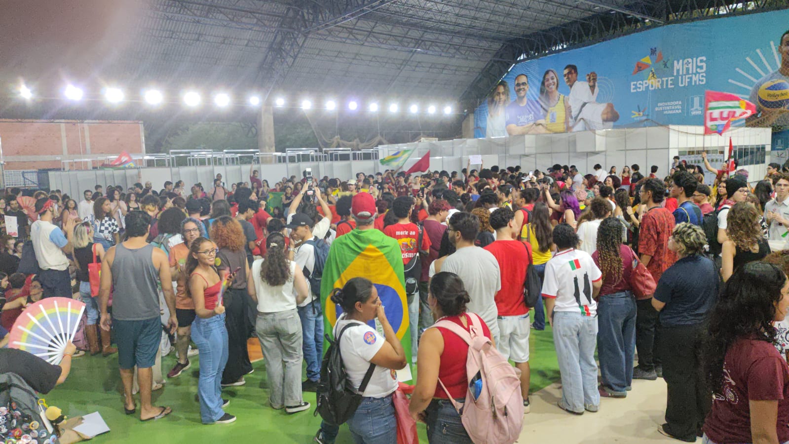 Estudantes da UFMS realizam manifestação em defesa da democracia, da educação pública e da ciência